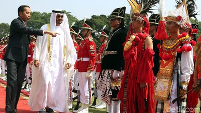 Momen Kedekatan Sheikh Mohamed dan Presiden Jokowi