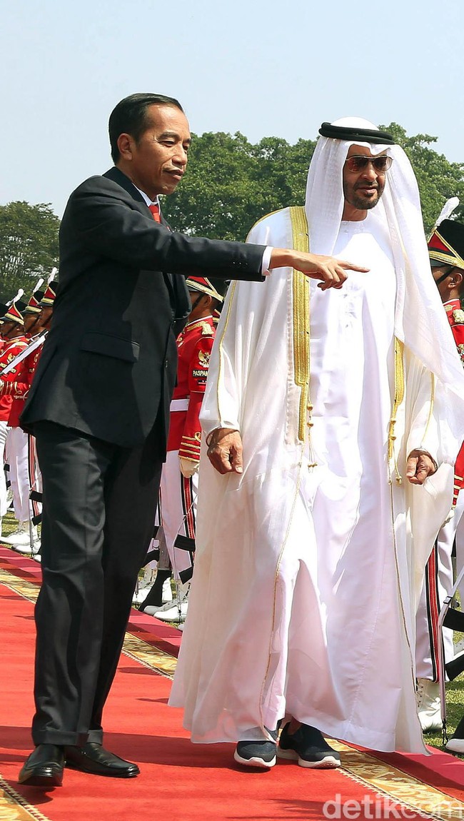 Menginjakkan kaki di Indonesia, Rabu (24/7/2019), Putra Mahkota Abu Dhabi ini terlihat memakai gamis putih polos khas bangsawan Timur Tengah. Menariknya, ia tak memakai alas kaki formal untuk pertemuan resmi tersebut. Sepasang sneakers biru justru menjadi andalan anak ketiga dari penguasa Uni Emirat Arab Sheikh Zayed bin Sultan Al Nahyan itu. (Foto: Rengga Sancaya/detikcom)