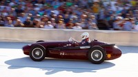Seorang peserta, Georg Kaufmann, mengendarai mobil Maserati 250F1956 di ajang balapan Oerlikon.