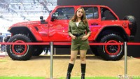 Penampilan para SPG cantik yang mengenakan kostum safari tersebut memberikan kesan tangguh layaknya mobil-mobil yang ditampilkan di booth Jeep.