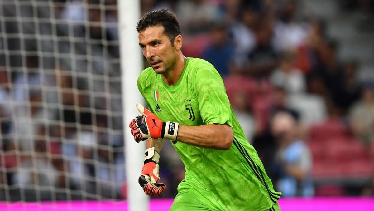 Gianluigi Buffon kembali ke Juventus satu tahun setelah hengkang (Foto: Thananuwat Srirasant/Getty Images)