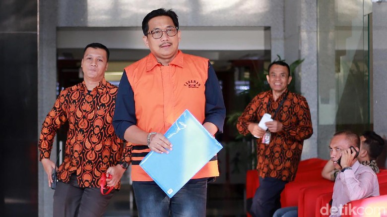 Bowo Sidik Juga Didakwa Terima Suap Rp 300 Juta terkait Angkutan BBM Bowo Sidik Juga Didakwa Terima Suap Rp 300 Juta terkait Angkutan BBM