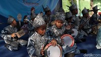 Penampilan hadroh yang dimainkan anak-anak meramaikan acara ini.