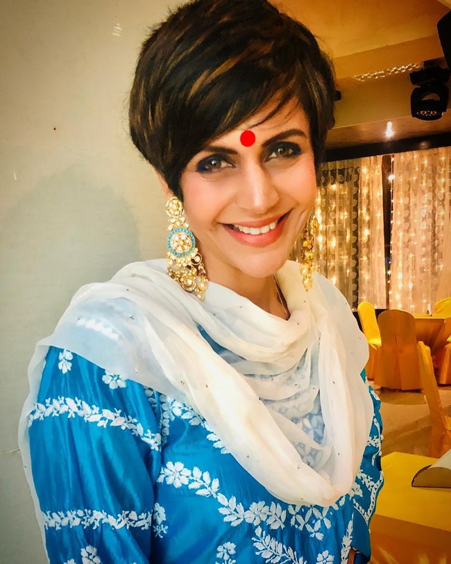 Mandira Bedi juga menjalani diet ketat. Setelah bangun tidur, aku minum susu dan dilanjutkan dengan sarapan buah atau telur dengan roti. Makan siangku terdiri dari dal, sabzi dan roti. Aku tidak makan nasi kecuali hari Minggu. Pada jam lima sore, kalau merasa lapar, aku makan kacang atau buah kering, ujarnya. Foto: Instagram @mandirabedi