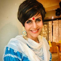 Mandira Bedi juga menjalani diet ketat. Setelah bangun tidur, aku minum susu dan dilanjutkan dengan sarapan buah atau telur dengan roti. Makan siangku terdiri dari dal, sabzi dan roti. Aku tidak makan nasi kecuali hari Minggu. Pada jam lima sore, kalau merasa lapar, aku makan kacang atau buah kering, ujarnya. Foto: Instagram @mandirabedi