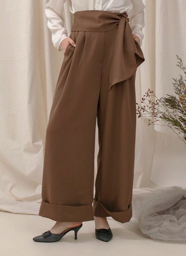 Opsi celana pallazo berikutnya punya yang menarik yakni pinta di bagian samping dan bagian hem berlipat. Finch Pallazo Pants seharga Rpp 429 ribu dari Le Bijou ini pun cocok dipadukan dengan kemeja yang simple. Foto: Dok. Bobobobo
