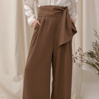 Opsi celana pallazo berikutnya punya yang menarik yakni pinta di bagian samping dan bagian hem berlipat. Finch Pallazo Pants seharga Rpp 429 ribu dari Le Bijou ini pun cocok dipadukan dengan kemeja yang simple. Foto: Dok. Bobobobo