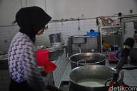 Di 'Susu Moeria' yang Berusia 81 Tahun Ini Masih Bisa Minum Susu Sapi Murni