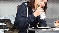 Begini antusiasnya Natalie jika berhadapan dengan makanan yang disukainya. Dengan suapan yang lahap, menu makan siangnya ini terlihat enak. Foto: Istimewa/Instagram @natalieportman
