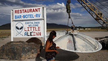 Kalau ini adalah restoran dan penginapan bertema alien di dekat Area 51 yang bernama Little Aleinn. Foto: Associated Press