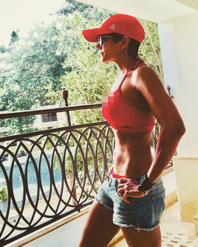 Mandira Bedi kerap mendapat komentar positif dari para netizen yang mengagumi tubuh indahnya di usia 47. Mereka menganggap Mandira sebagai inspirasi untuk memiliki kulit sehat dan tubuh yang kencang. Foto: Instagram @mandirabedi