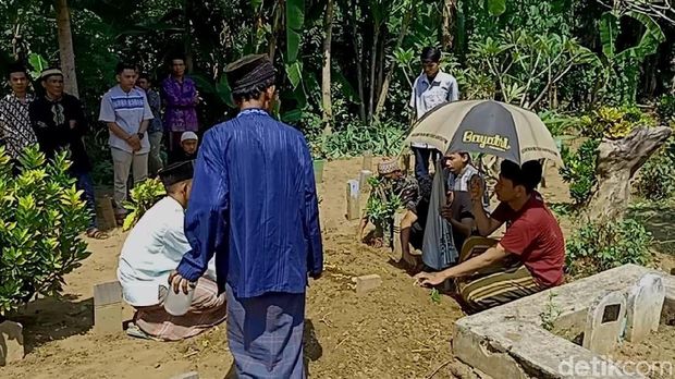 Pemakaman korban tewas kecelakaan wahana perahu gila di Pekalongan. 