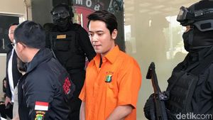 Penampakan Kriss Hatta Berbaju Tahanan (Lagi)