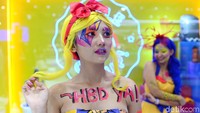Ada pemandangan menarik saat mengunjungi booth Daihatsu di pameran otomotif Gaikindo Indonesia International Auto Show (GIIAS) 2019. Di sana para gadis Daihatsu mengenakan kostum beraneka warna bertema pop art.