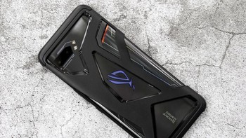 Asus pun menyematkan RAM berkapasitas sangat besar, 12GB. Begitu pula ruang penyimpanan internalnya mencapai 512 GB. Foto: Sina Mobile