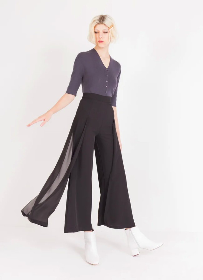 Pilihan celana hitam yang lebih unik bisa ditemukan di brand Bown. Scott Pants dengan aksen layering ini cocok untuk Anda yang ingin nyaman tapi tetap menarik. Scott Pants ini bisa dimiliki dengan Rp 399 ribu. Foto: Dok. Bobobobo