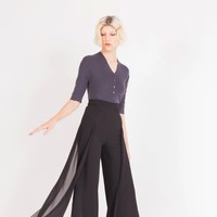 Pilihan celana hitam yang lebih unik bisa ditemukan di brand Bown. Scott Pants dengan aksen layering ini cocok untuk Anda yang ingin nyaman tapi tetap menarik. Scott Pants ini bisa dimiliki dengan Rp 399 ribu. Foto: Dok. Bobobobo