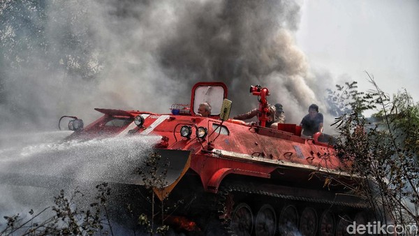 Hebat! Tank Damkar Ini Mampu Tembus ke Pusat Kebakaran