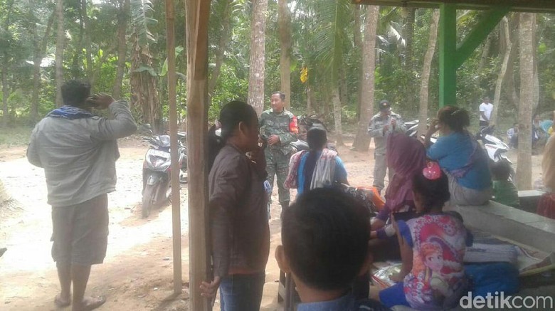 Takut Ada Tsunami, Ratusan Warga di Banyuwangi Ngungsi ke Gunung Takut Ada Tsunami, Ratusan Warga di Banyuwangi Ngungsi ke Gunung