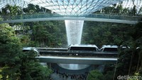 Wisatawan kini makin dimanjakan dengan fasilitas baru Bandara Changi. Inilah Jewel, bangunan inovatif yang futuristik (Randy/detikcom)