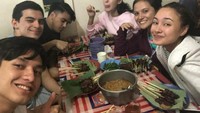 Di mata rekan sesama artisnya, Jefri dikenal sebagai anak yang menyenangkan. Hal tersebut terlihat dari momen saat makan sate bersama dengan Caitlin Halderman, Susan Sameh, Marsha Aruan, dan rekan artis lainnya. Foto: Instagram @Jefrinichol