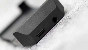 Bagian bwah terdapat port USB type C dan jack audio. Foto: Sina Mobile