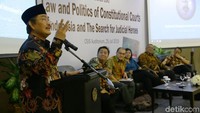 Buku tersebut mengulas bagaimana ketua-ketua Mahkamah Konstitusi mulai dari pendirinya sampai dengan kepemimpinan saat ini. 