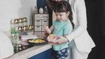 Gaya Kompak Para Seleb dan Anak Saat Masak Bareng