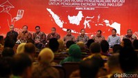 JK bilang, beberapa indikator selanjutnya juga bisa dilihat dari tingkat kemiskinan dan pengangguran. Kedua indikator ini, lanjut JK, masih saling berkaitan.