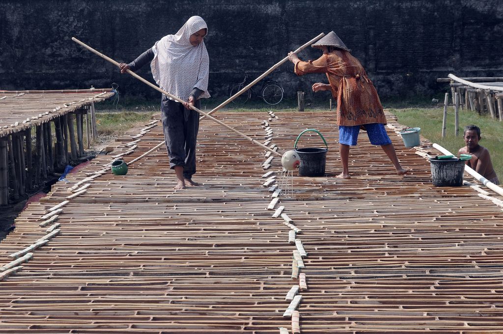 Jika biasanya garam diolah dari air laut, warga Desa Jono, Grobogan, Jawa Tengah, justru mengolah garam dari air sumur yang jauh dari laut. Penasaran?