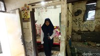 Seorang siswi beranjak dari kamarnya untuk berpindah rumah.