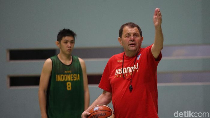 Pelatih Timnas basket Rajko Toroman (kanan) (Agung Pambudhy/detikSport) Pelatih Timnas basket Rajko Toroman (kanan) (Agung Pambudhy/detikSport)