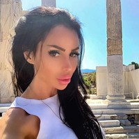 Ini Desislava Dimitrova, model Playboy asal Bulgaria yang penampilannya disebut mirip alien hingga monster karena kebanyakan operasi plastik. Foto: Facebook