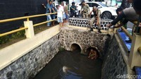 Bermula saat pria tersebut berjalan di tengah jalan tepatnya sekitar Alun-alun, lalu mulai mengamuk dan melempar batu ke kendaraan yang melintas. Karena dianggap meresahkan, warga langsung melaporkan ke Pos Polisi sekitar. Saat akan ditangkap, pria yang hanya mengenakan celana kolor pendek warna hijau itu lari lalu ke selokan dan bersembunyi di gorong-gorong yang berjarak sekitar 100 meter.