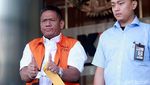 Biar Terkenal, Tahanan KPK Ini Acungkan Jempol