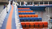 Panggung acara tampak semarak dengan aneka warna.