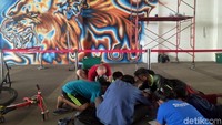 Snyder nampak membuat rancangan muralnya ditemani sejumlah anak-anak yang penasaran melihat proses pembuatan mural di Terowongan Kendal tersebut.