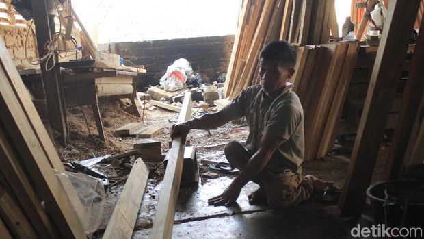Semangat Baja Pria Difabel Pembuat Bingkai Kayu di Padalarang