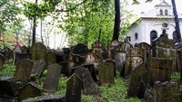 Old Jewish Cemetery, Praha telah ada semenjak abad ke 15 dengan batu nisan Avigdor Kara yang berasal dari tahun 1439-1787. Jumlah batu nisan dengan orang terkubur tidak pasti, karena makam terus ditumpuk-tumpuk hingga berapa lapisan. Pekuburan ini merupakan salah satu tempat berhantu dan sering dijadikan tempat aktivitas paranormal. (iStock)