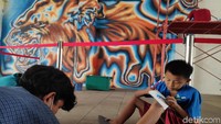 Snyder tengah merampungkan mural bertemakan persahabatan di Terowongan Kendal. Mural itu dibuat untuk memperingati 25 tahun hubungan antara Jakarta dan Berlin.