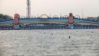 Jembatan di lokasi acara telah dipercantik.