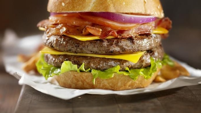 Nolan keracunan daging sapi di burgernya. (Foto: iStock)