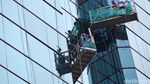 Jangan Ditiru! Pekerja Ini Bekerja Tanpa Alat Pelindung Diri