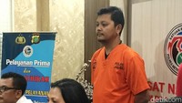 Robby tampak mengenakan baju tahanan usai ditangkap dari informasi yang dikembangkan dari Jefri Nichol. 