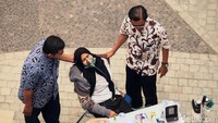 Seorang warga pingsan akibat kelelahan saat berdesak-desakan.