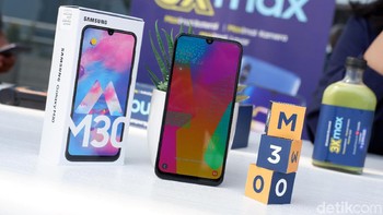 Galaxy M30 hadir dua warna, yakni biru dan hitam. Foto: Adi Fida Rahman/detikINET