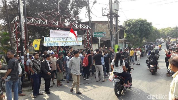 Penggusuran Bangunan Liar di Bekasi, Warga Bentrok dengan Satpol PP