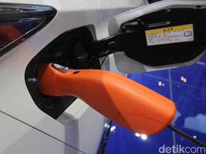 Aturan Diteken Jokowi, Isi Daya Mobil Listrik Bisa di Rumah
