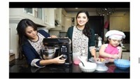Melalui instagram pribadinya, Ashanti membagikan momen bersama sang anak, Arsy dan Aurel ketika membuat kue. Foto: Istimewa