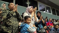 Baiq Nuril didampingi sang kuasa hukum, Joko Jumadi, dan putranya, Rafi, mengucapkan terima kasih usai surat pertimbangan amnesti dari Presiden Jokowi untuk Baiq Nuril disetujui oleh DPR.
